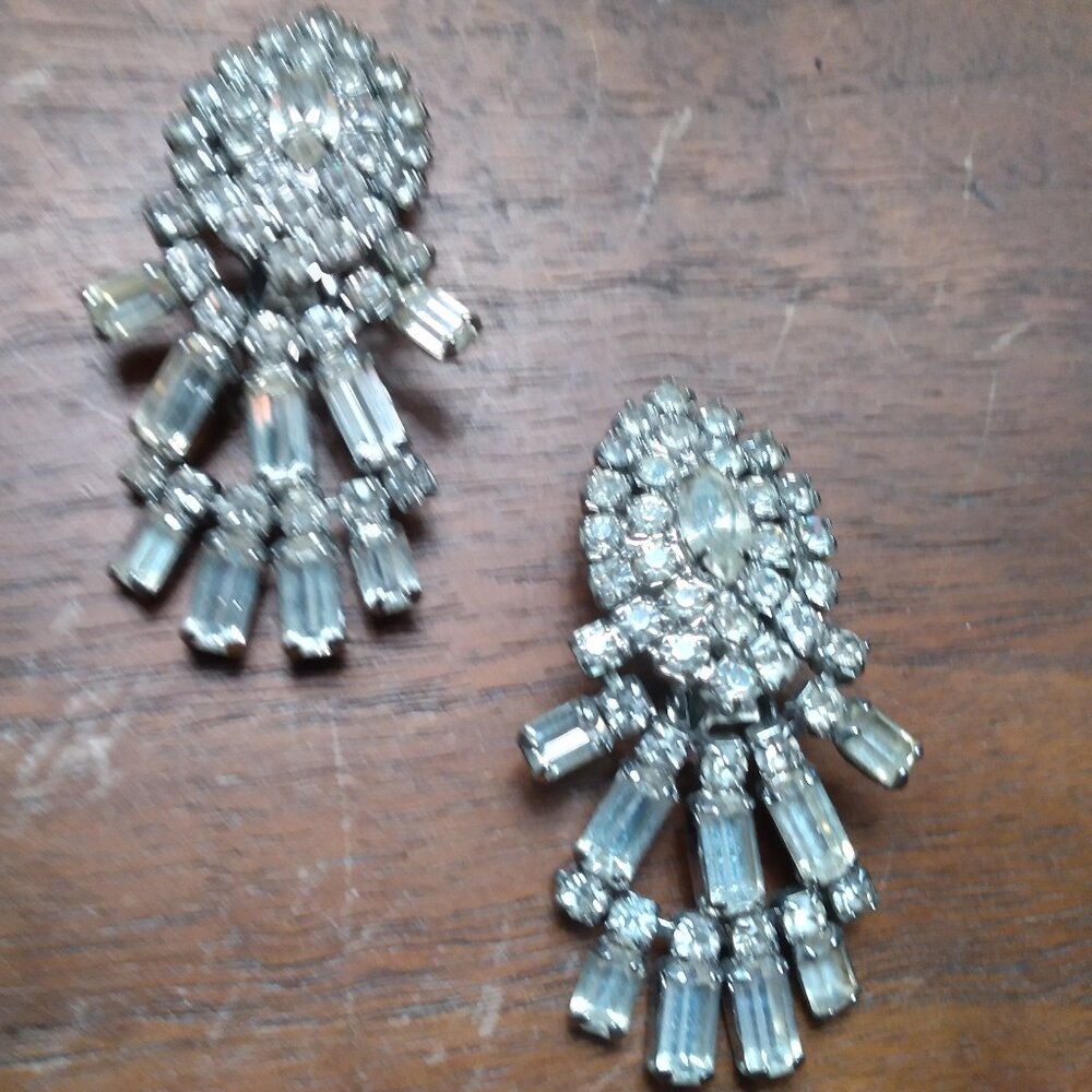 Rhinestone Signature Weiss Clip Earrings - vintage